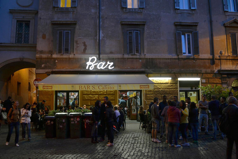 Personas en el Trastevere de Roma por la noche 