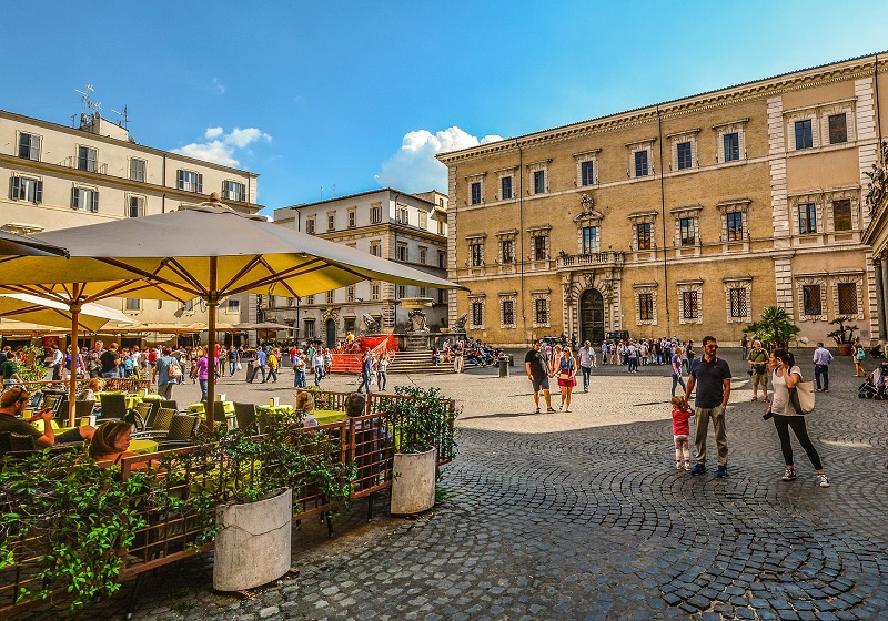 Personas en el barrio de Trastevere en Roma